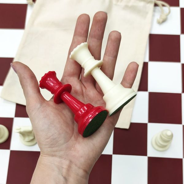 Шаховий набір: дошка, фігури легкі, мішечок для зберігання біло-червоні E681 фото